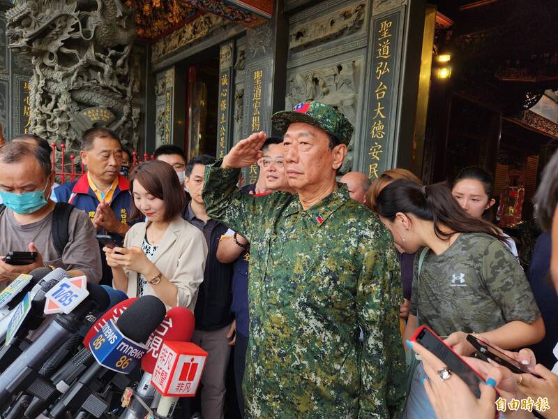 鴻海創辦人郭台銘（中）穿著迷彩服前往誠聖宮參香，還多次向辛苦的國軍行舉手禮。（記者周敏鴻攝）