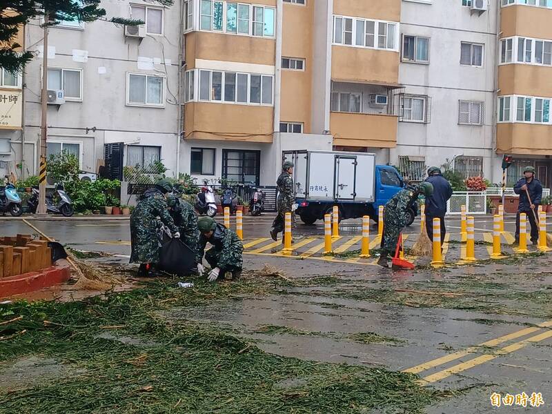 澎湖防衛指揮部派出兵力，協助整理市容。（記者劉禹慶攝）