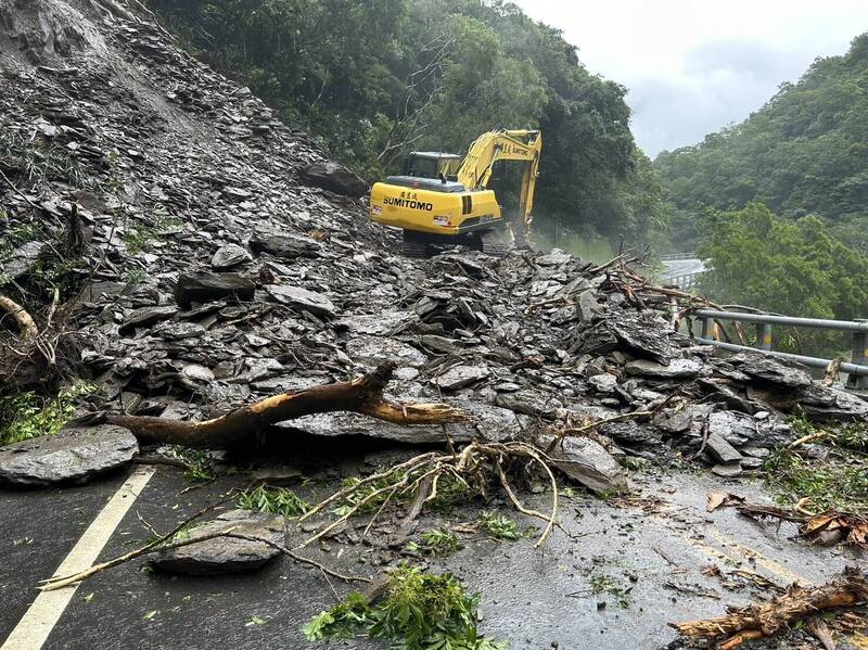 台9戊線15K+450上邊坡土石滑落，雙向道路阻斷，公路總局正全力清除當中。（民眾提供）