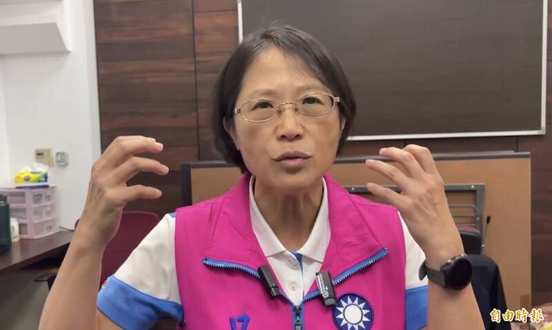 國民黨基隆市議員呂美玲在媒體採訪時對民眾嗆「你討中共打」的言論，引發社會各界撻伐。國民黨基隆市黨部表示，將先約詢呂美玲了解，並開考紀會，審視情節輕重進行黨紀處分。呂美玲今天臉書道歉後，不願再回應問題。（記者俞肇福攝）