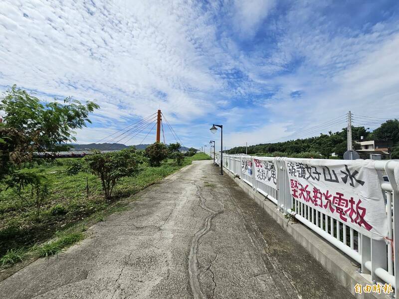 苗栗縣政府計畫在銅鑼鄉西湖溪河濱公園提岸，建置3.5公里的棚架式太陽能光電設備，地方掛白布條反對。（記者彭健禮攝）