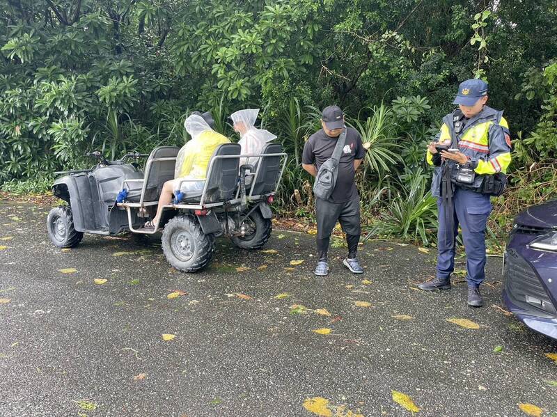 花蓮警方今天又在北三棧海灘周邊道路，發現19輛沙灘車違規行駛於一般道路，被警方依法開罰。（警方提供）