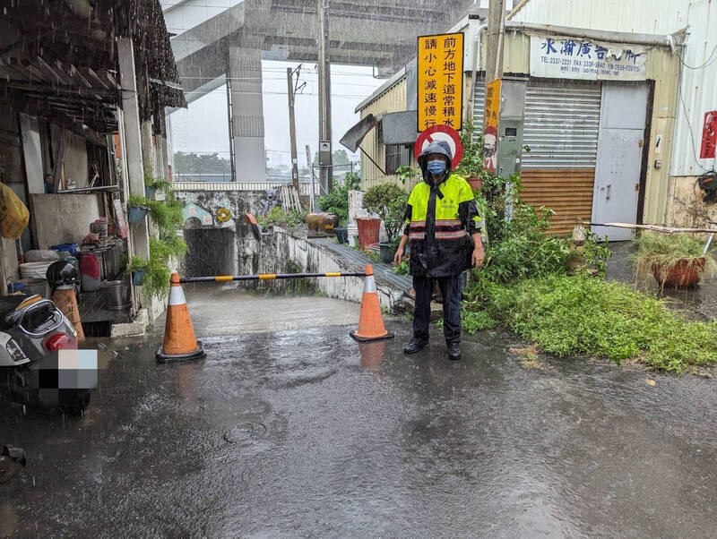 烏日區機車涵洞積水近15公分，警方圍堵洞口避免機車衝入。（讀者提供）