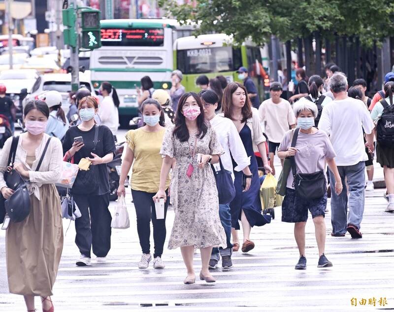 天氣風險公司表示，今天台灣周圍為偏南風環境，環境水氣仍相當多，午後受對流雲系發展影響，在中北部有局部短暫陣雨或雷雨的可能，並且各地山區也有短暫陣雨的機會，民眾請多加留意天氣變化。（資料照）