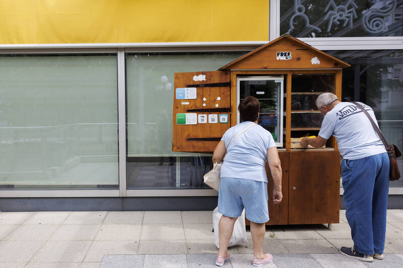 日内瓦非营利组织「Free-Go」所推行的公共食物冰箱，第1台去年一共减少了3.2吨食物浪费。（美联社）(photo:LTN)