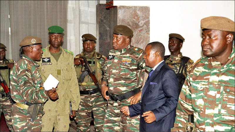 尼日总统卫队将领查尼（中）软禁总统贝佐姆后，廿八日自行宣布担任国家新领袖。（路透）(photo:LTN)