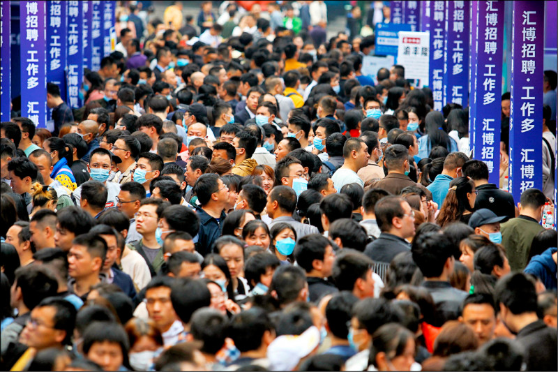 中国青年失业情形严重，图为重庆市四月十一日就业博览会人潮。（法新社档案照）(photo:LTN)
