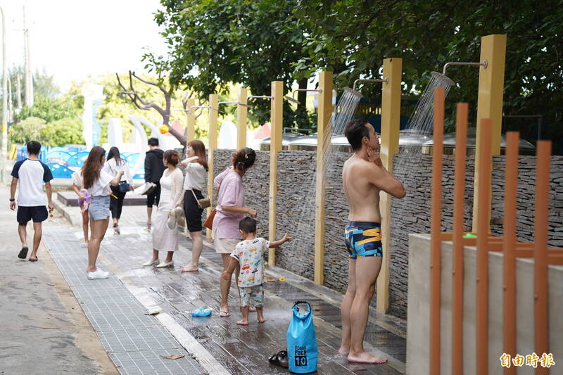 新竹縣竹北市新月沙灣遊憩區為炎夏消暑聖地，縣府爭取交通部觀光局觀光前瞻建設計畫補助，今年暑假期間快馬加鞭，更新觀景平台、淋浴設施、沙灘廊道及停車場等設施。（記者廖雪茹攝）