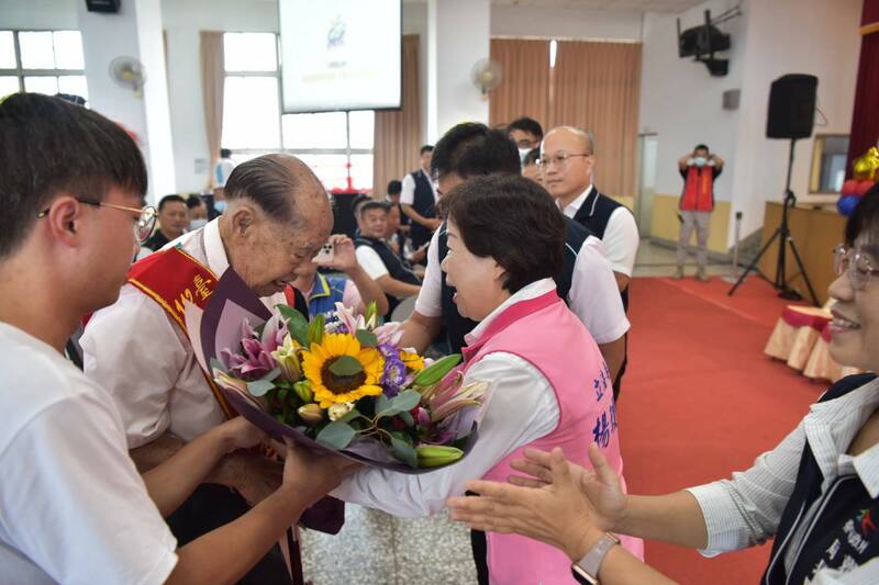 台中市大雅區公所舉行模範父親表揚活動，表揚16位模範父親，立委楊瓊瓔頒獎給模範父親。（圖由大雅區公所提供）