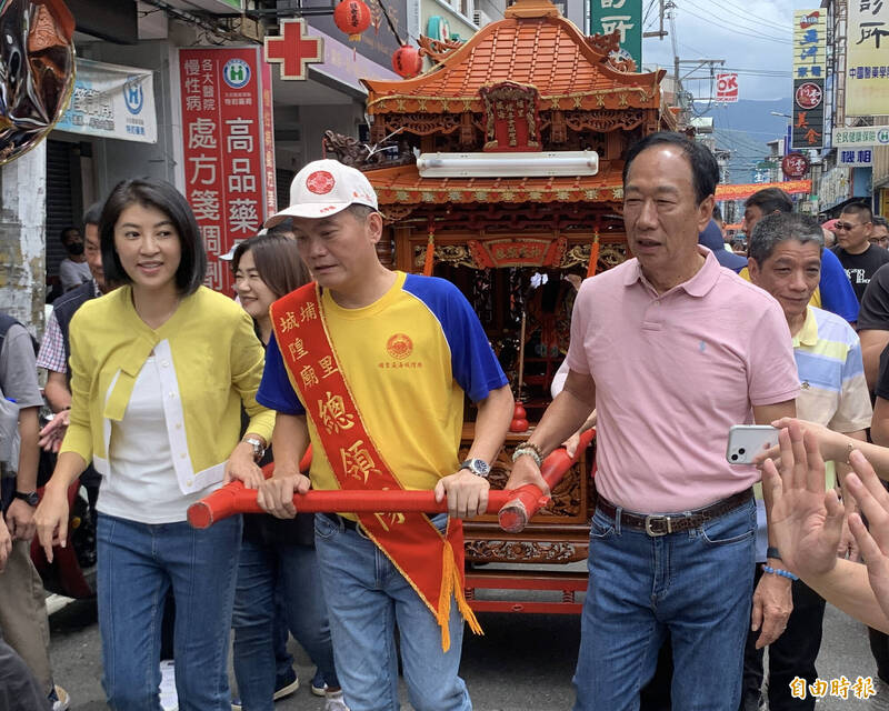 南投縣長許淑華（前排左）與郭台銘（前排右）一起扶神轎。（記者陳鳳麗攝）