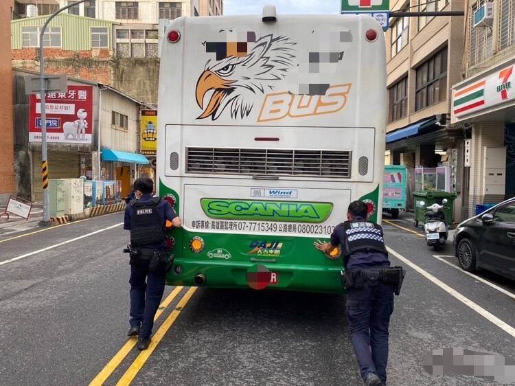 台南市二分局男警化身大力士幫忙推行路中拋錨的16噸遊覽車，讓目睹民眾紛豎大姆指稱讚。（圖：警方提供）