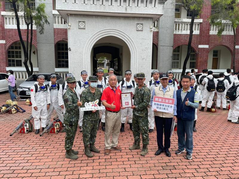 北區開基玉皇宮主委涂大松今日捐贈5萬元加菜金，感謝國軍化學兵為登革熱防疫貢獻心力。（南市衛生局提供）