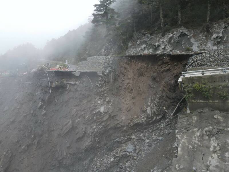 杜蘇芮颱風短時間在南橫山區降下驚人雨量，台東端埡口到向陽段發現路基嚴重流失300公尺。（記者黃明堂翻攝）