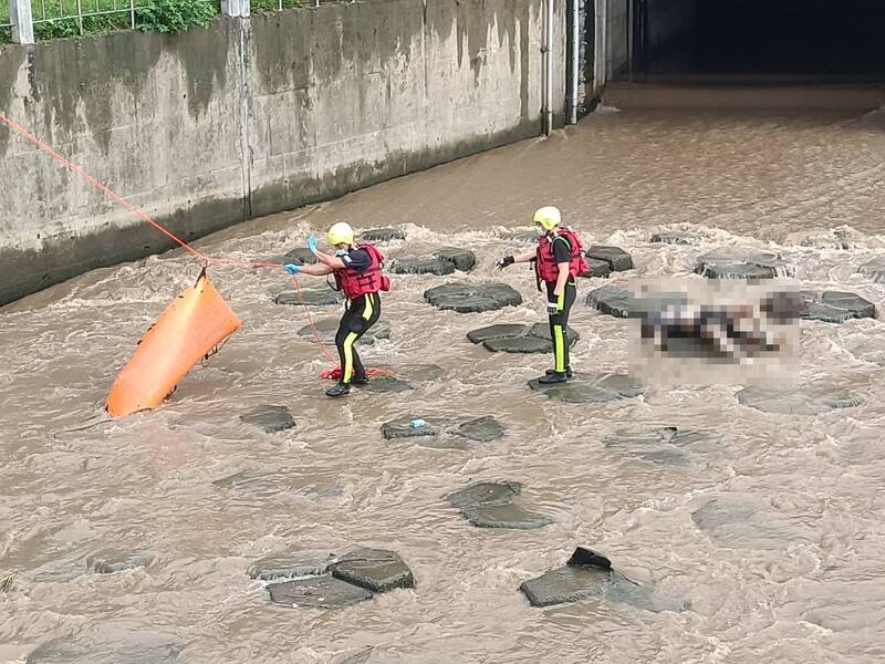 民眾在中和恐龍公園出水口發現浮屍，由消防人員打撈。（記者陸運鋒翻攝）