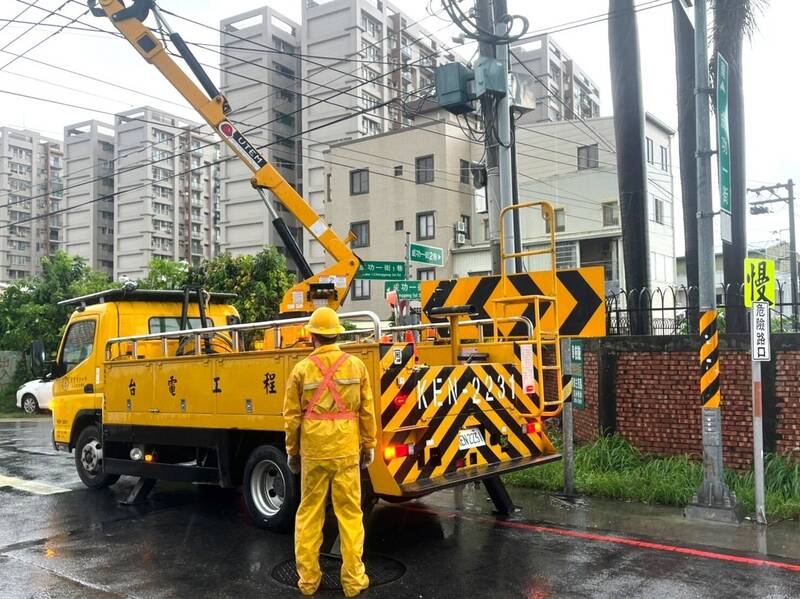 台南仁德區成功一街電箱故障英發大停電，原因是遭到雷擊所致。（民眾提供）