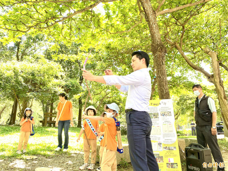 台北市長蔣萬安（圖作勢射箭者）選前曾端出增加預算、加強培養運動選手政見牛肉，台北市政府體育局對此研議調漲已凍結10年的台北市績優運動選手訓練補助金，明年度相關預算將加碼增編逾57％，以兌現蔣的選前承諾。（資料照，記者魏瑾筠攝）