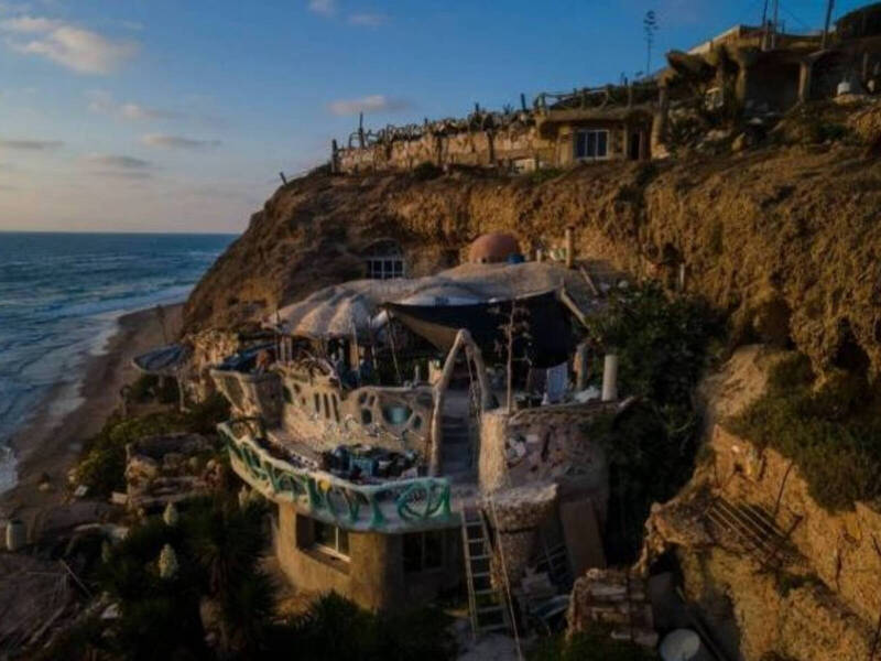 一名男子在以色列海滩的悬崖壁上打造自己的小屋，在居住50年后，以色列环保部门以破坏环境对他发布驱逐令。（翻摄自推特）(photo:LTN)