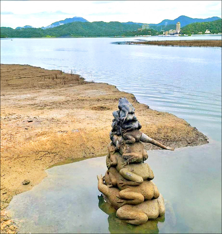 日月潭水庫水位持續下降，「九蛙疊像」有八隻浮出潭面，引發關注。（民眾提供）