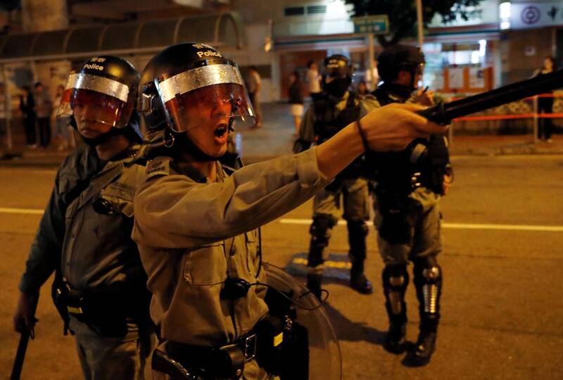 香港警方當年在鎮壓反送中抗爭時，手段粗暴兇殘。（路透）