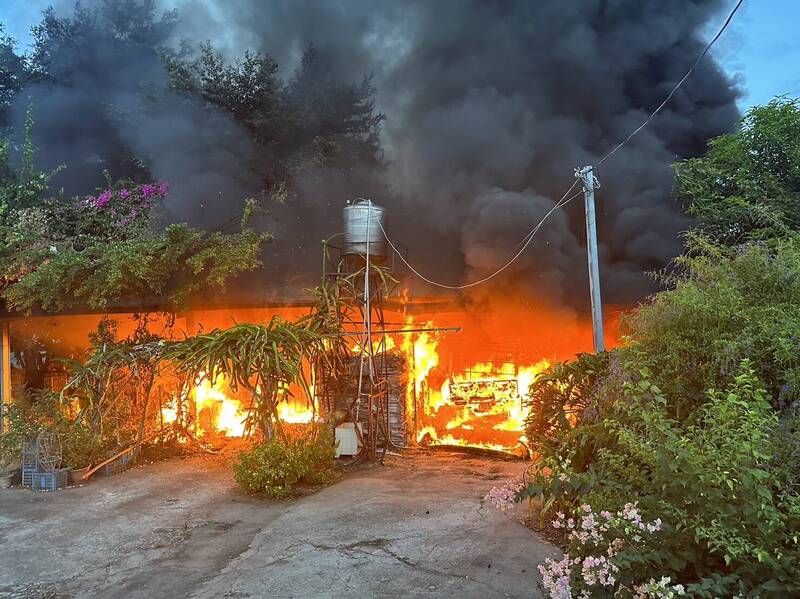 台中霧峰區五福路旁一處棚架今天清晨起火燃燒，火勢猛烈、黑煙竄天。（記者陳建志翻攝）