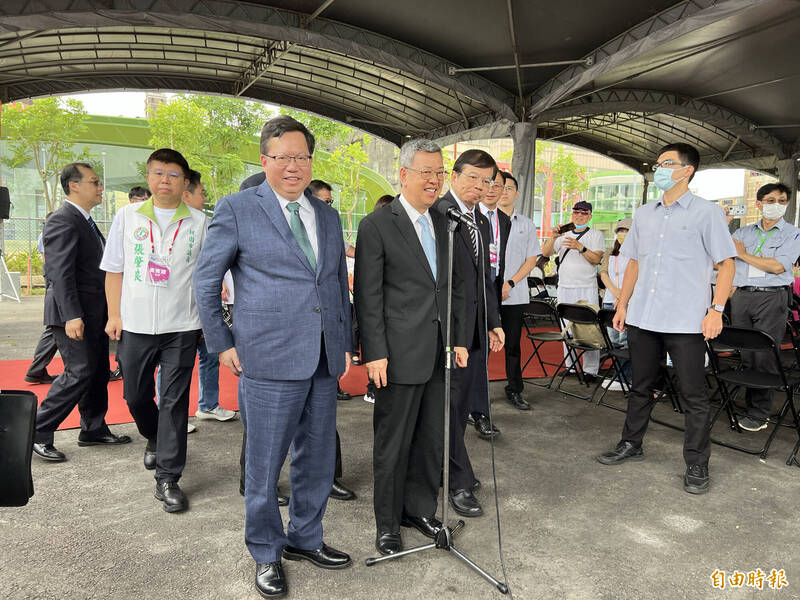 行政院長陳建仁今天針對農業、環境部明起陸續掛牌，對於2位部長有所期待。（記者陳恩惠攝）