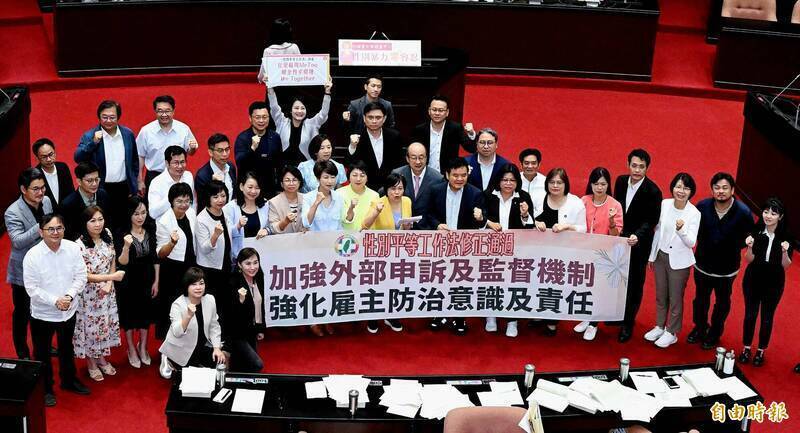 立法院今天三讀通過「性別工作平等法」部分條文修正案，民進黨團在議場合影慶賀。（記者朱沛雄攝）
