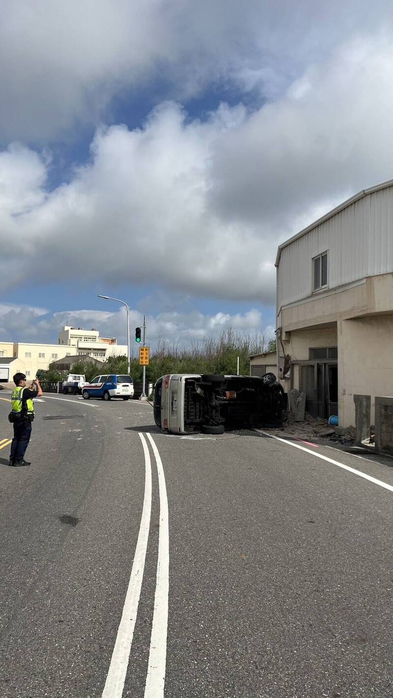 澎湖西溪路段發生翻覆車禍，駕駛受困車內。（馬公警分局提供）