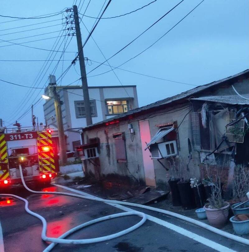 嘉縣東石鄉蔦松村今傍晚發生民宅火警，一名男子身上多處燒燙傷，到院前無生命徵象。（嘉義縣消防局提供）