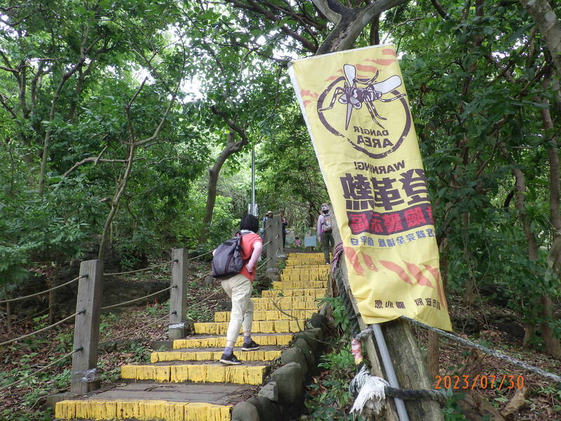 壽山步道已列為登革熱高風險場域，登山口懸掛防蚊警戒旗。（記者葛祐豪翻攝）