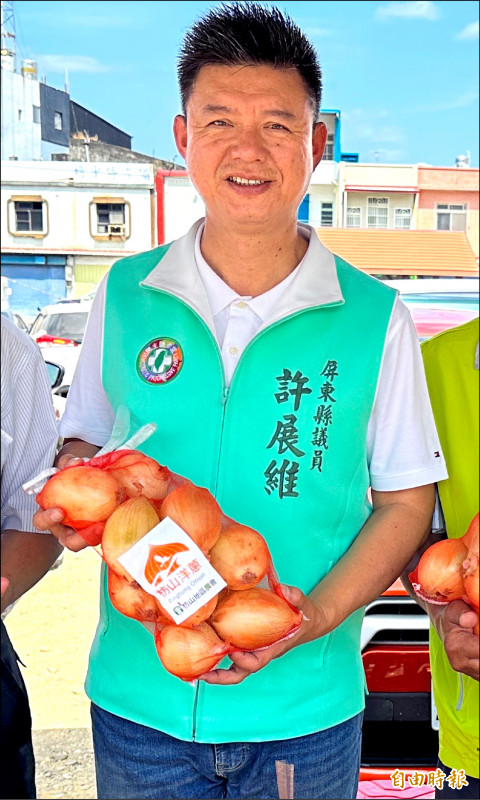 民進黨屏南立委參選人許展維宣布退選。（記者蔡宗憲攝）