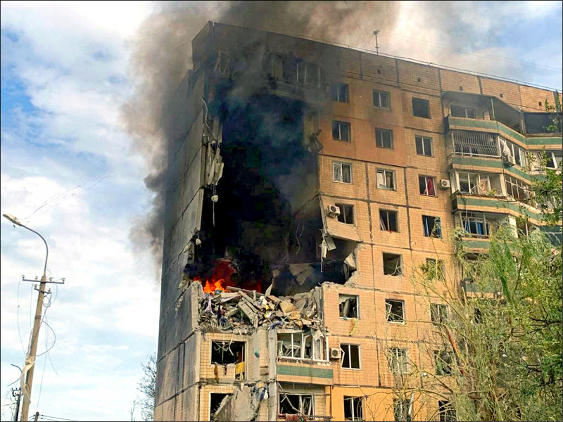 俄羅斯七月卅一日以飛彈攻擊烏克蘭南部城市克利福洛，造成至少四人罹難，包括一名十歲女童與她的母親。圖為當地一棟九層樓住宅大樓在遇襲後冒出濃煙。（法新社）