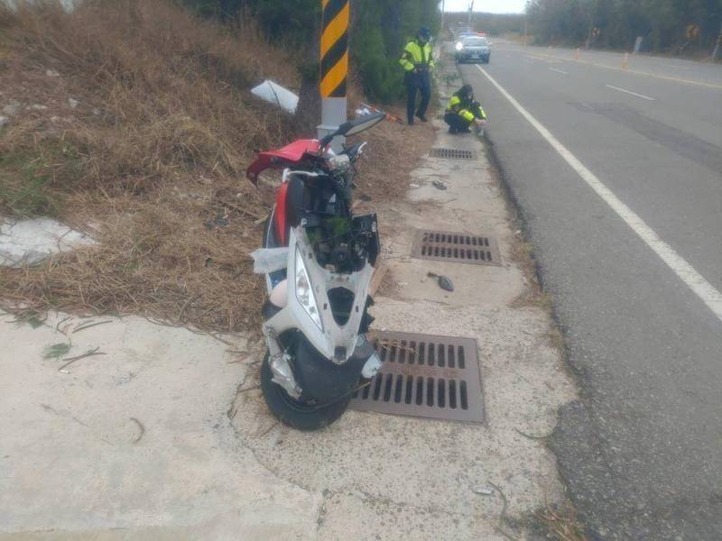 陳男騎機車載婚外情對象黃女，共遊澎湖時自撞死亡。（警方提供）