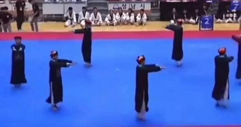 近日在韩国举办的一场国际体育赛事上，中国选手集体以满清时代的殭尸造型亮相，还在场上大跳殭尸舞，中国国内媒体不遗余力地吹捧，还有抖音帐号将此描绘为成功的文化输出。（撷取自网路）(photo:LTN)