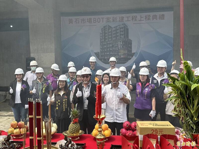 新北市板橋黃石市場改建工程，今（8月1日）舉辦上梁祈福典禮。（記者甘孟霖攝）