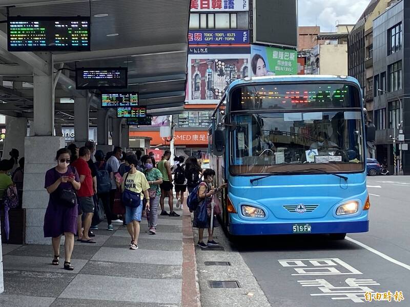 基隆市公車營運恢復疫情前，將招募40名駕駛。（記者盧賢秀攝）