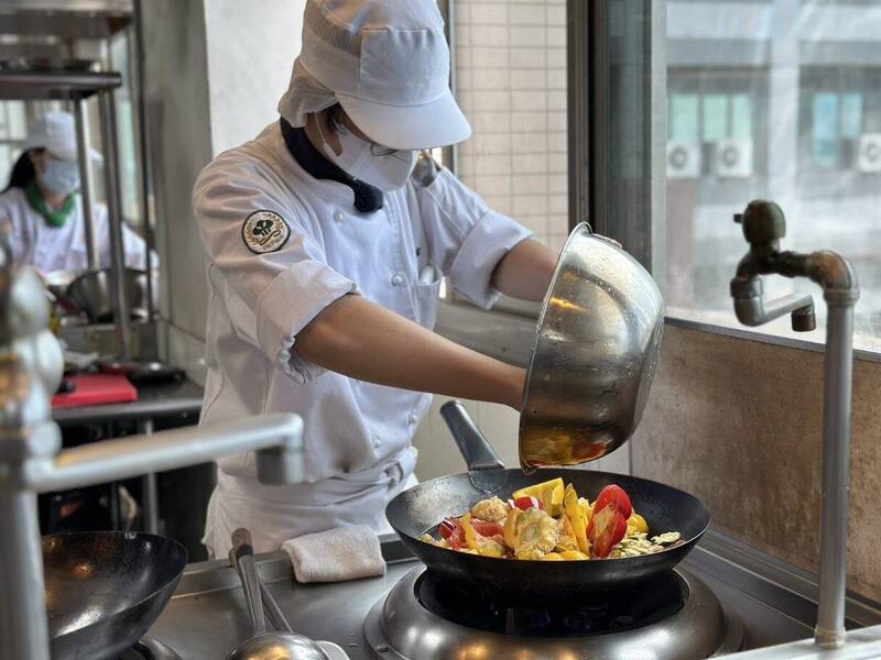 用蔬果熬湯，味鮮甘甜。（高餐大提供）