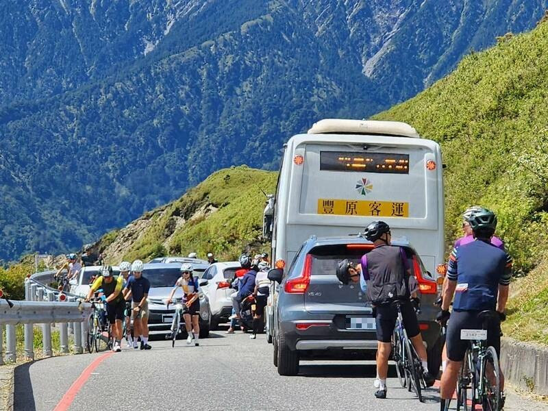 今年6月端午節連假第3天交通尖峰，合歡山舉行千人以上自行車活動引起爭議。（資料照）