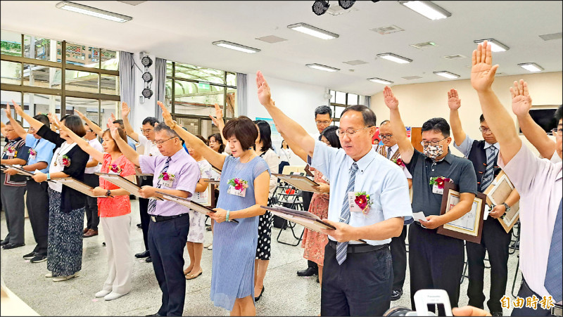 台東縣新任、轉任及連任國中小學校長昨天宣誓就職。（記者黃明堂攝）