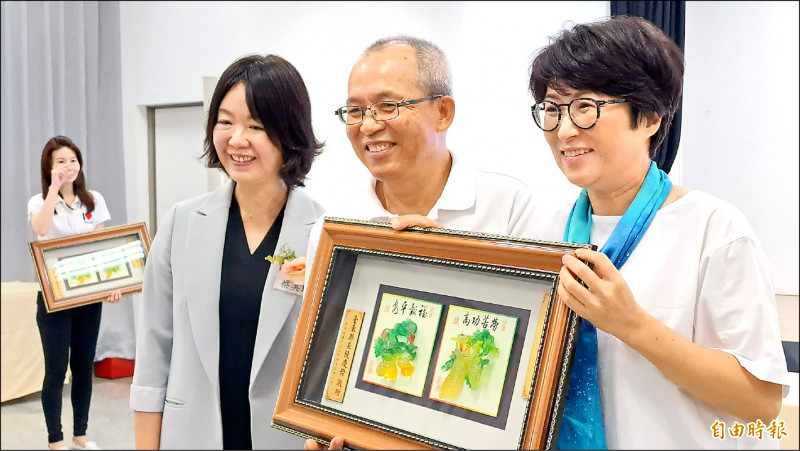 台東豐里國小校長蔡見明（中）屆齡退休，縣長饒慶鈴（右）昨頒感謝匾。（記者黃明堂攝）