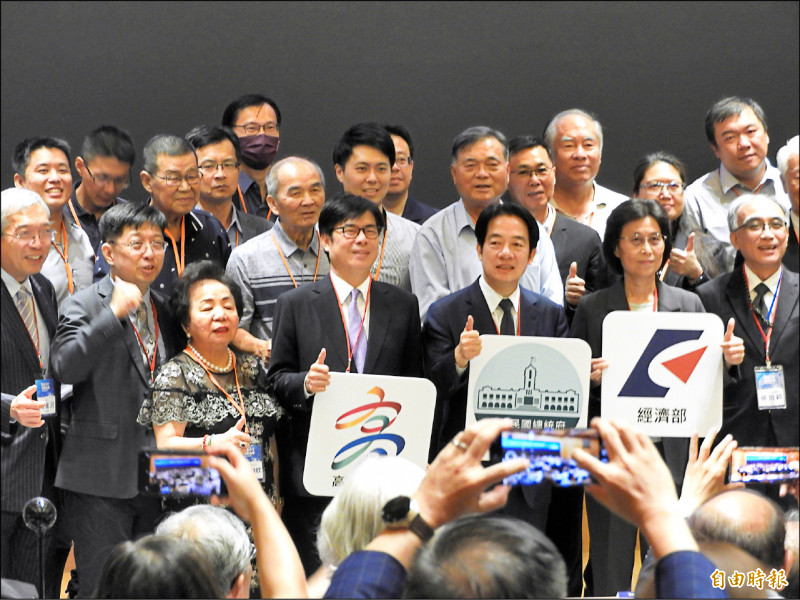 副總統暨民進黨總統參選人賴清德(右三)昨與高雄市長陳其邁(右四)出席臨海工業區產業論壇,賴清德強調要扶植更多隱形冠軍,成為更多護國群山。(記者葛祐豪攝) 副總統暨民進黨總統參選人賴清德(右三)昨與高雄市長陳其邁(右四)出席臨海工業區產業論壇,賴清德強調要扶植更多隱形冠軍,成為更多護國群山。(記者葛祐豪攝)