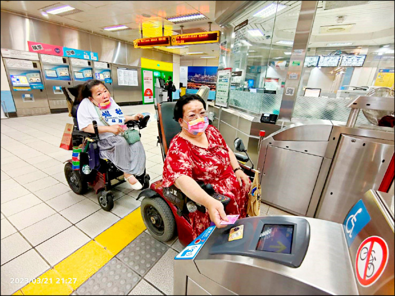 8月起身心障礙者持愛心卡可搭乘雙北捷運。（新北市社會局提供）