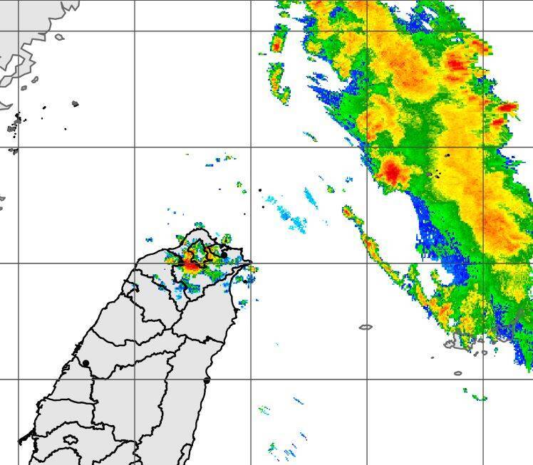 天氣風險公司總經理彭啟明今上午也發文指出，北部出現降雨，並指是屬於「颱風雨」，在發文底下網友也紛紛留言表示「中和一早暴雨到現在」、「三重大爆雨」、「基隆也下豪大雨」、「桃園下大雨了！」（圖擷自氣象局）