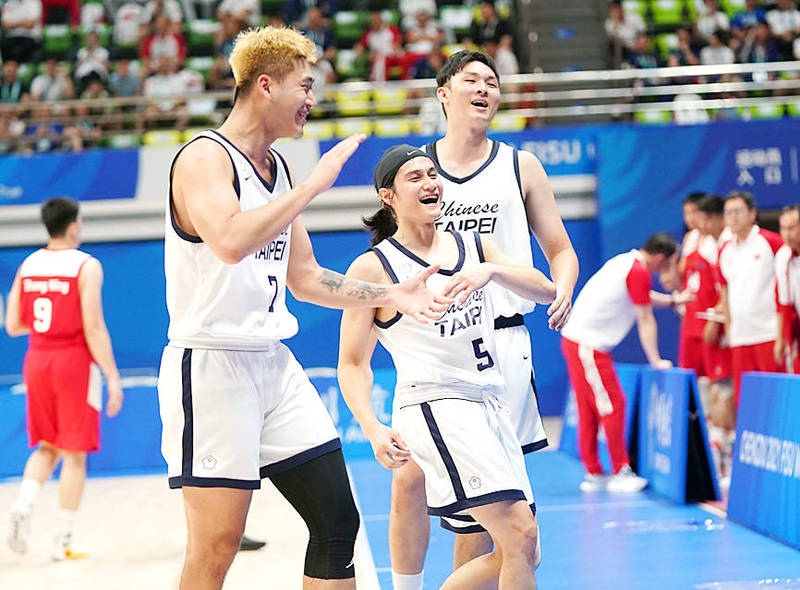 
Taiwan’s Chiu Tzu-hsuan, left, and Gao Jin-wei, center, celebrate after scoring during their 97-84 victory over China in their men’s basketball Group A match at the FISU World University Games in Chengdu, China, on Monday.
Photo courtesy of the Chinese Taipei University Sports Federation