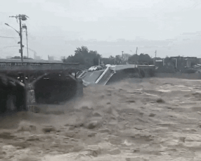 北京暴雨災情慘重，豐台區小清河橋斷裂，至少5車落水。（圖擷自網路）