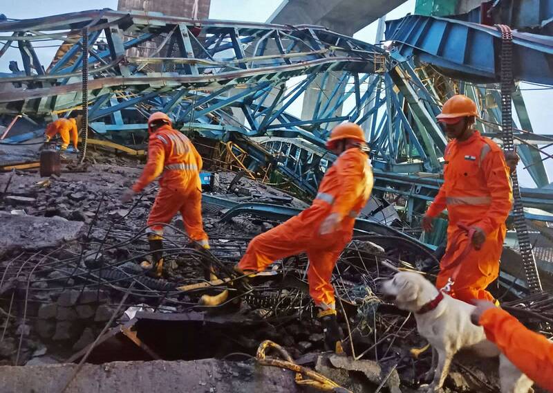 印度工地大型起重机倒塌，造成16名工人死亡惨剧。（法新社）(photo:LTN)