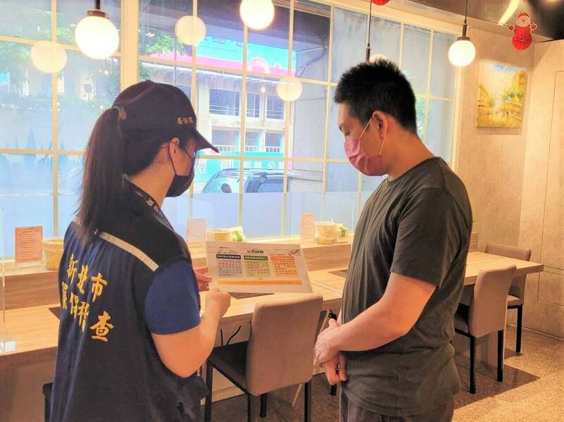 禁用PLA免洗餐具首日，環保局針對業者稽查。（環保局提供）