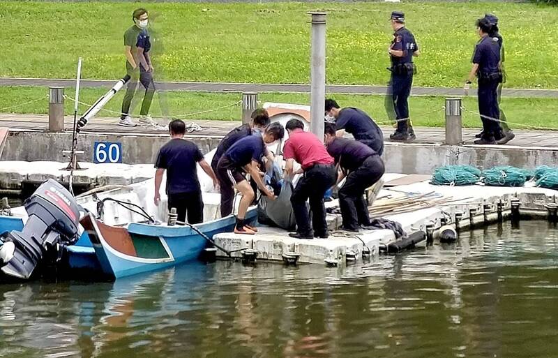 關渡宮外中港河碼頭今天發現浮屍。(讀者提供) 關渡宮外中港河碼頭今天發現浮屍。(讀者提供)