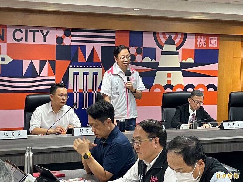 桃園市長張善政主持市政會議時說，機捷、綠線延伸中壢共構將使用同一月台，方便轉乘。（記者謝武雄攝）