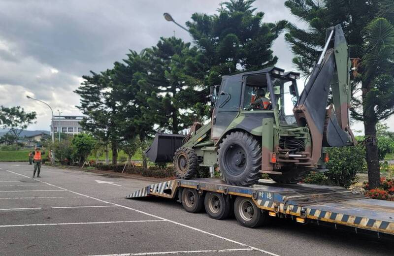 880E型多功能工兵車已於冬山鄉天照宮完成預置，待命應援。（第三作戰區提供）