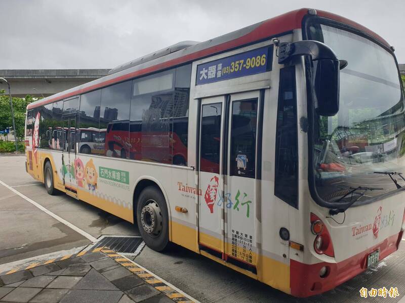 桃園市政府觀光旅遊局新推出「台灣好行」四大精選路線優惠套票，4日上午10點同步販售。（記者李容萍攝）